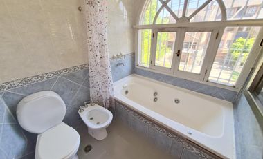 Casa en alquiler  6 ambientes con piscina y garage p/ 4 autos . Martínez . Zona Colegio Lincoln.