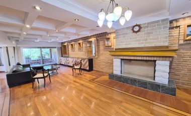 Casa en alquiler  6 ambientes con piscina y garage p/ 4 autos . Martínez . Zona Colegio Lincoln.