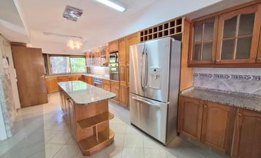 Casa en alquiler  6 ambientes con piscina y garage p/ 4 autos . Martínez . Zona Colegio Lincoln.