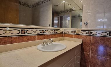 Casa en alquiler  6 ambientes con piscina y garage p/ 4 autos . Martínez . Zona Colegio Lincoln.