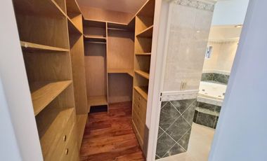 Casa en alquiler  6 ambientes con piscina y garage p/ 4 autos . Martínez . Zona Colegio Lincoln.