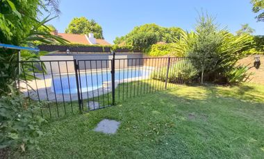 Casa en alquiler  6 ambientes con piscina y garage p/ 4 autos . Martínez . Zona Colegio Lincoln.