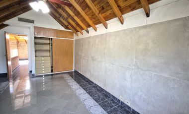 Casa en alquiler  6 ambientes con piscina y garage p/ 4 autos . Martínez . Zona Colegio Lincoln.