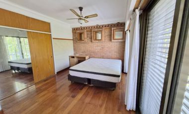 Casa en alquiler  6 ambientes con piscina y garage p/ 4 autos . Martínez . Zona Colegio Lincoln.