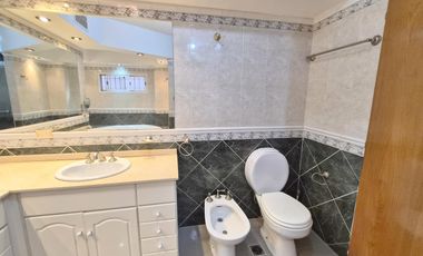 Casa en alquiler  6 ambientes con piscina y garage p/ 4 autos . Martínez . Zona Colegio Lincoln.