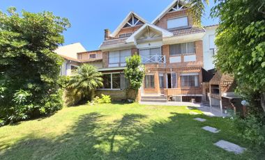 Casa en alquiler  6 ambientes con piscina y garage p/ 4 autos . Martínez . Zona Colegio Lincoln.