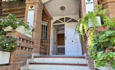 Casa en alquiler  6 ambientes con piscina y garage p/ 4 autos . Martínez . Zona Colegio Lincoln.