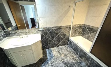 Casa en alquiler  6 ambientes con piscina y garage p/ 4 autos . Martínez . Zona Colegio Lincoln.