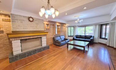 Casa en alquiler  6 ambientes con piscina y garage p/ 4 autos . Martínez . Zona Colegio Lincoln.