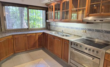 Casa en alquiler  6 ambientes con piscina y garage p/ 4 autos . Martínez . Zona Colegio Lincoln.