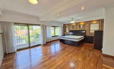 Casa en alquiler  6 ambientes con piscina y garage p/ 4 autos . Martínez . Zona Colegio Lincoln.