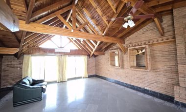 Casa en alquiler  6 ambientes con piscina y garage p/ 4 autos . Martínez . Zona Colegio Lincoln.