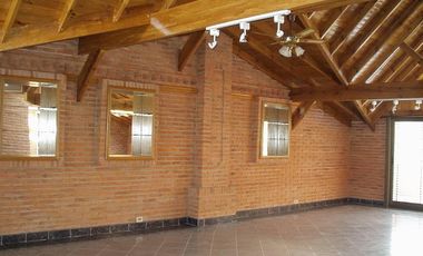 Casa en alquiler  6 ambientes con piscina y garage p/ 4 autos . Martínez . Zona Colegio Lincoln.