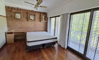 Casa en alquiler  6 ambientes con piscina y garage p/ 4 autos . Martínez . Zona Colegio Lincoln.