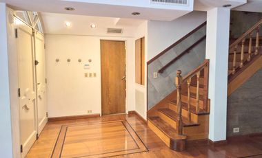 Casa en alquiler  6 ambientes con piscina y garage p/ 4 autos . Martínez . Zona Colegio Lincoln.