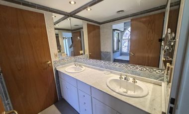 Casa en alquiler  6 ambientes con piscina y garage p/ 4 autos . Martínez . Zona Colegio Lincoln.