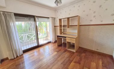 Casa en alquiler  6 ambientes con piscina y garage p/ 4 autos . Martínez . Zona Colegio Lincoln.