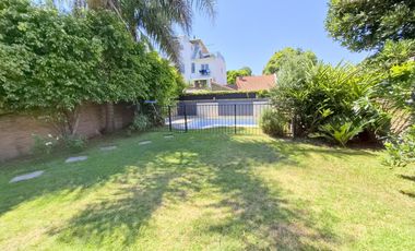Casa en alquiler  6 ambientes con piscina y garage p/ 4 autos . Martínez . Zona Colegio Lincoln.