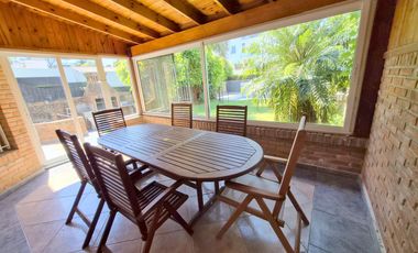 Casa en alquiler  6 ambientes con piscina y garage p/ 4 autos . Martínez . Zona Colegio Lincoln.