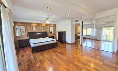 Casa en alquiler  6 ambientes con piscina y garage p/ 4 autos . Martínez . Zona Colegio Lincoln.