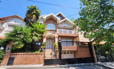 Casa en alquiler  6 ambientes con piscina y garage p/ 4 autos . Martínez . Zona Colegio Lincoln.