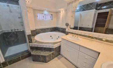 Casa en alquiler  6 ambientes con piscina y garage p/ 4 autos . Martínez . Zona Colegio Lincoln.