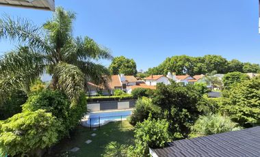 Casa en alquiler  6 ambientes con piscina y garage p/ 4 autos . Martínez . Zona Colegio Lincoln.