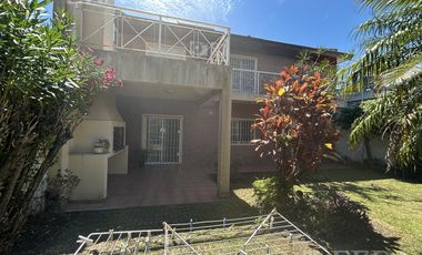 Venta de casa 5 ambientes con cochera en Don Bosco