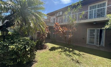 Venta de casa 5 ambientes con cochera en Don Bosco