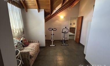 Venta de casa 5 ambientes con cochera en Don Bosco