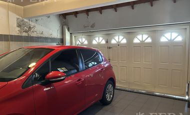 Venta de casa 5 ambientes con cochera en Don Bosco