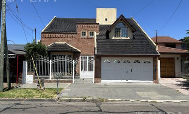 Venta de casa 5 ambientes con cochera en Don Bosco