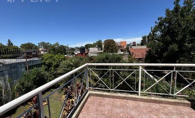 Venta de casa 5 ambientes con cochera en Don Bosco