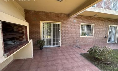 Venta de casa 5 ambientes con cochera en Don Bosco