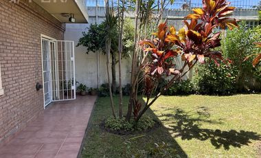Venta de casa 5 ambientes con cochera en Don Bosco