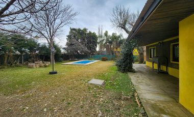 Casa de 1 dormitorio en dos terrenos y pileta  en Country Club Logaritmo