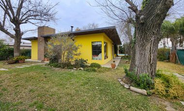 Casa de 1 dormitorio en dos terrenos y pileta  en Country Club Logaritmo