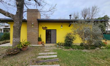 Casa de 1 dormitorio en dos terrenos y pileta  en Country Club Logaritmo
