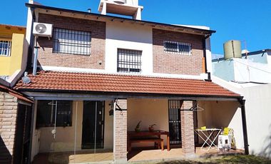 VENTA CHALET 4 AMBIENTES EN VILLA ADELINA