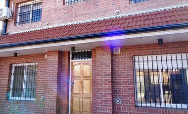 VENTA CHALET 4 AMBIENTES EN VILLA ADELINA