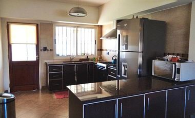 VENTA CHALET 4 AMBIENTES EN VILLA ADELINA