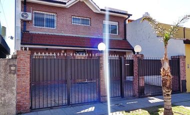 VENTA CHALET 4 AMBIENTES EN VILLA ADELINA