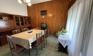 Casa 3 ambientes en Venta con cochera y Local en Wilde Avellaneda