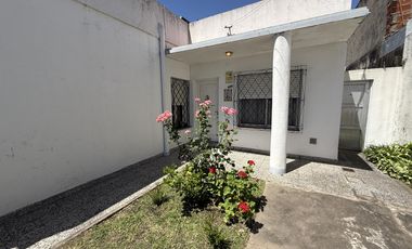 Casa 3 ambientes en Venta con cochera y Local en Wilde Avellaneda