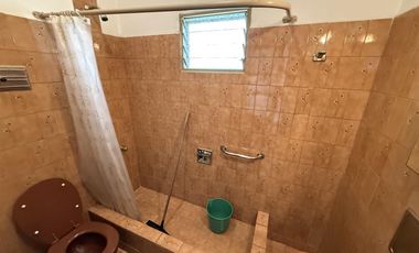 Casa 3 ambientes en Venta con cochera y Local en Wilde Avellaneda