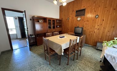 Casa 3 ambientes en Venta con cochera y Local en Wilde Avellaneda