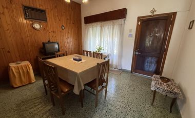 Casa 3 ambientes en Venta con cochera y Local en Wilde Avellaneda