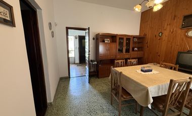 Casa 3 ambientes en Venta con cochera y Local en Wilde Avellaneda