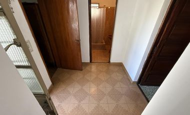 Casa 3 ambientes en Venta con cochera y Local en Wilde Avellaneda