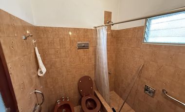 Casa 3 ambientes en Venta con cochera y Local en Wilde Avellaneda